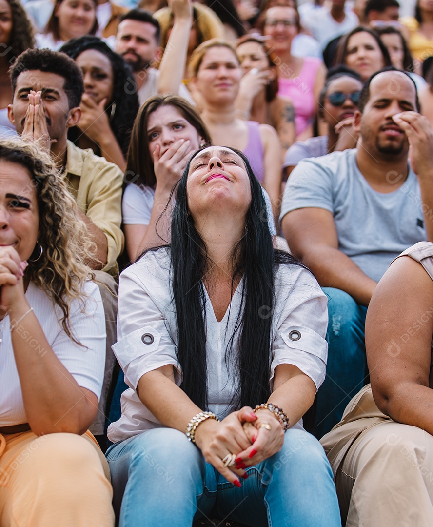 Jovens juntos na multidão