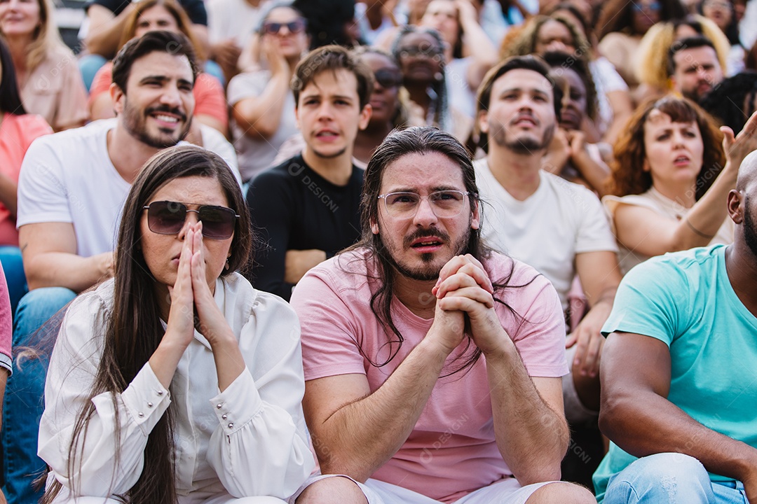 Jovens juntos na multidão