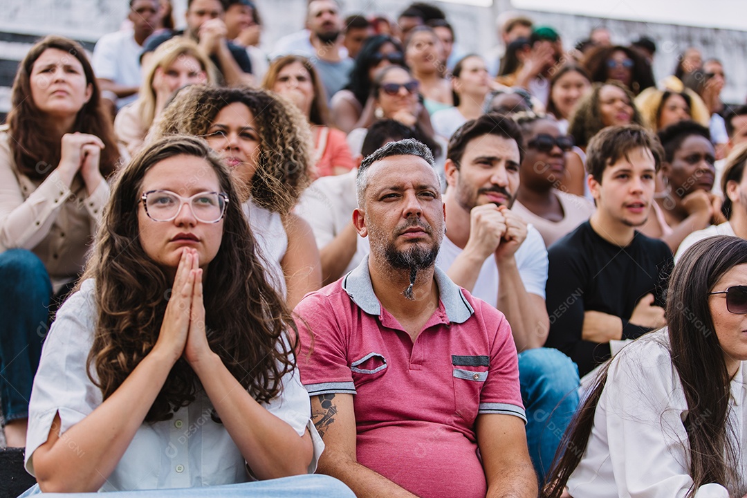 Jovens juntos na multidão