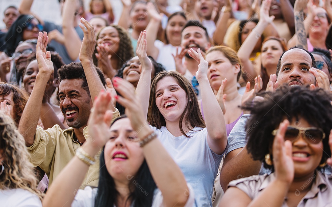 Jovens juntos na multidão