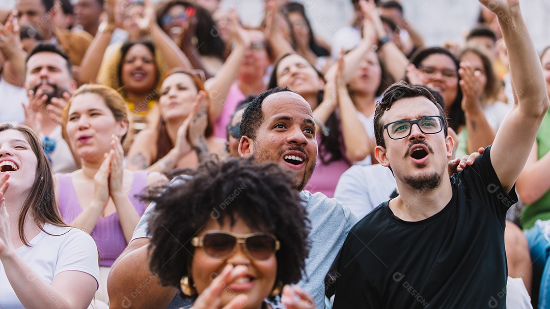 Jovens juntos na multidão