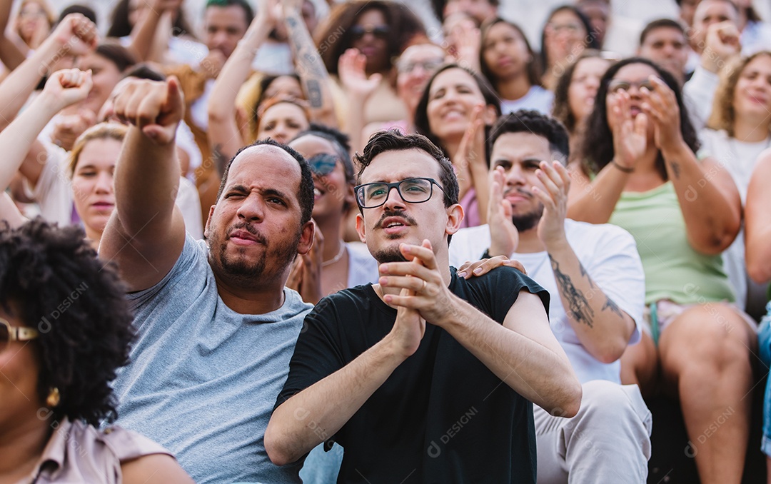 Jovens juntos na multidão