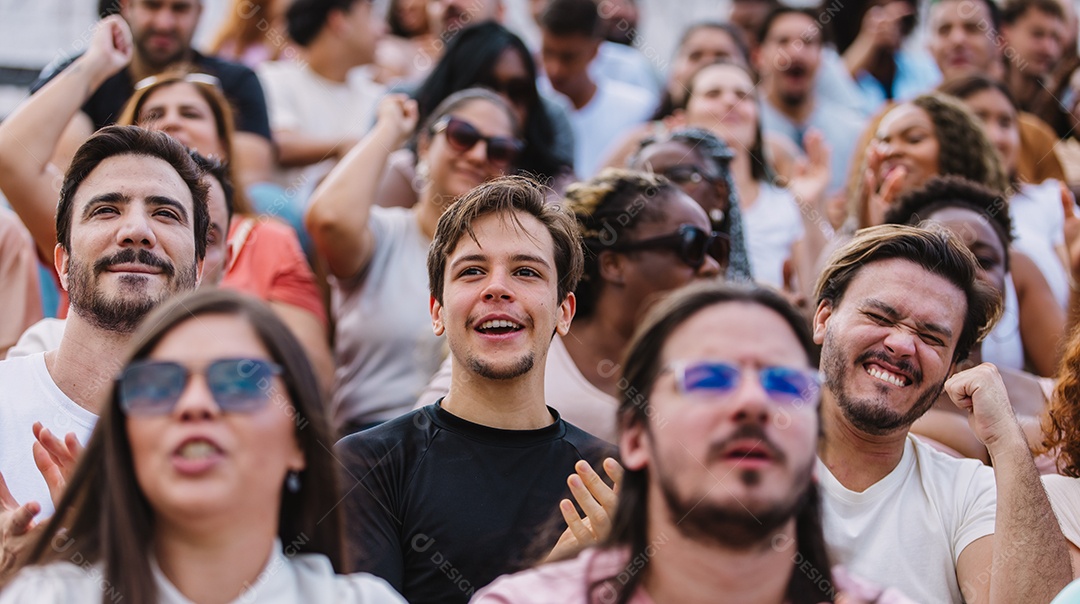 Jovens juntos na multidão
