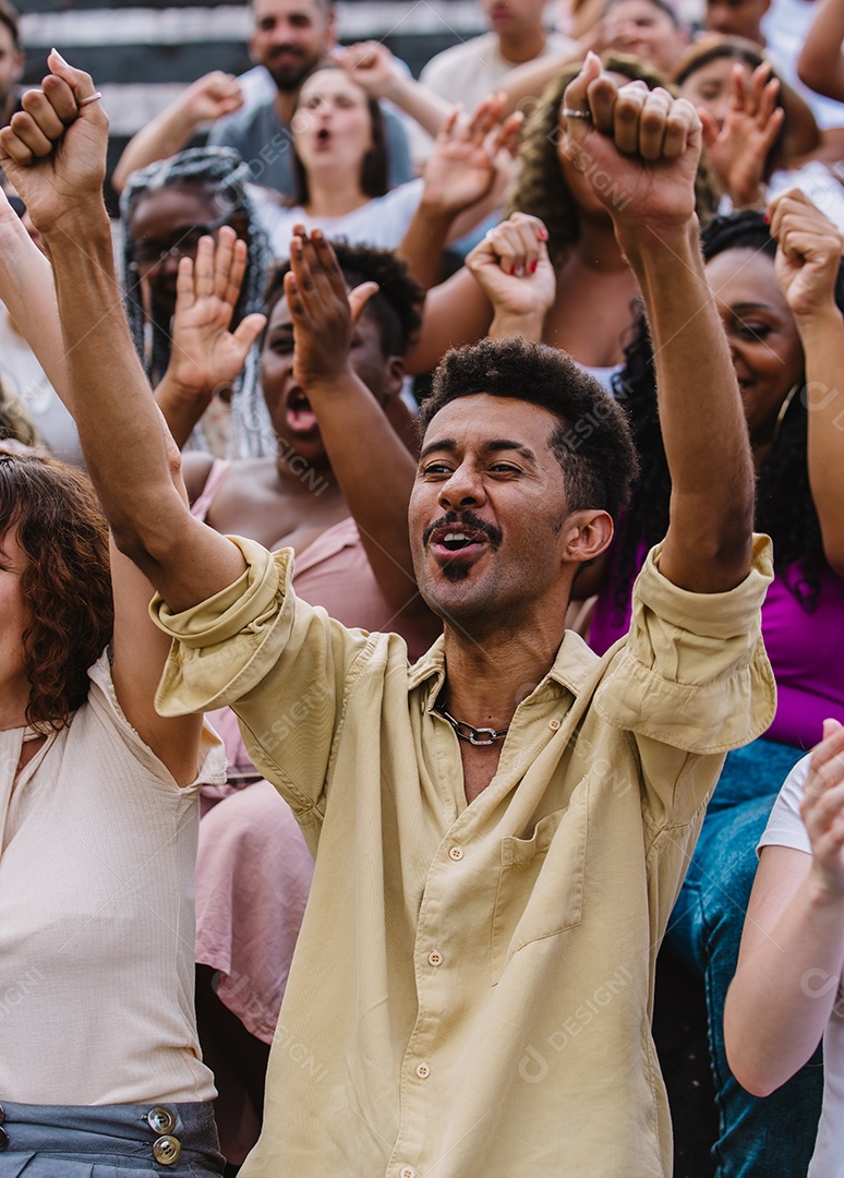 Jovens juntos na multidão