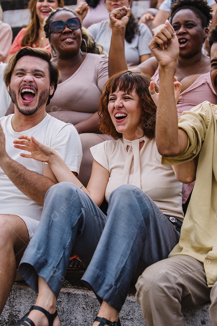 Jovens juntos na multidão