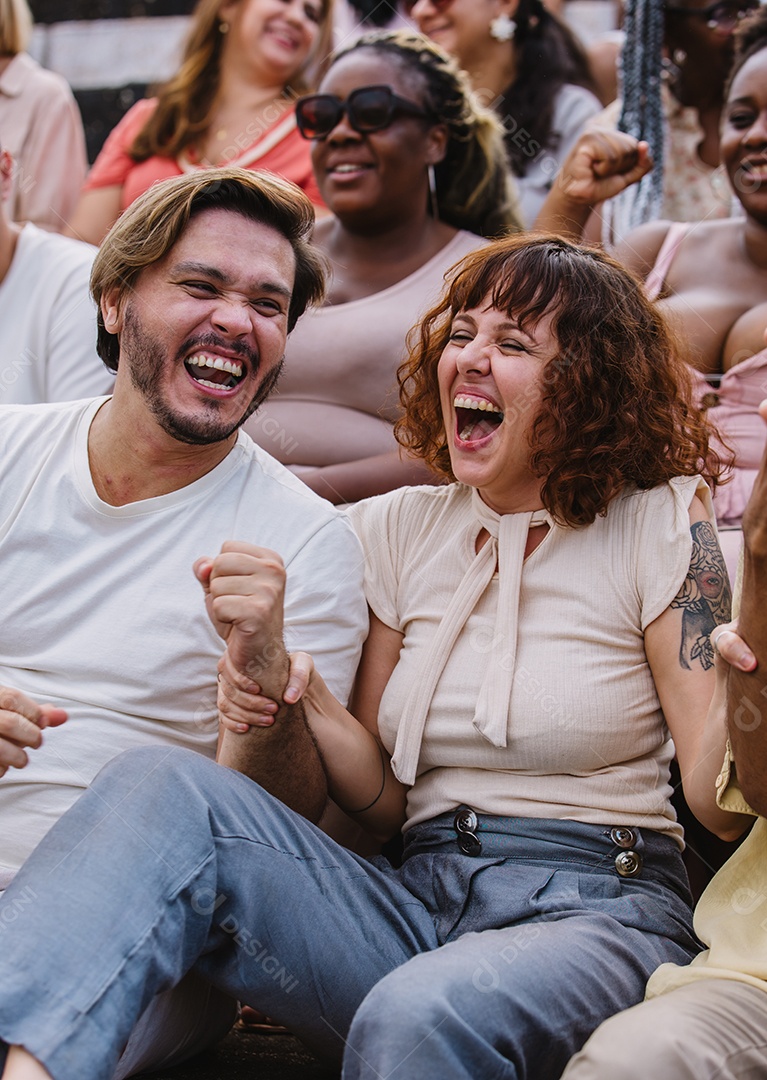 Jovens juntos na multidão