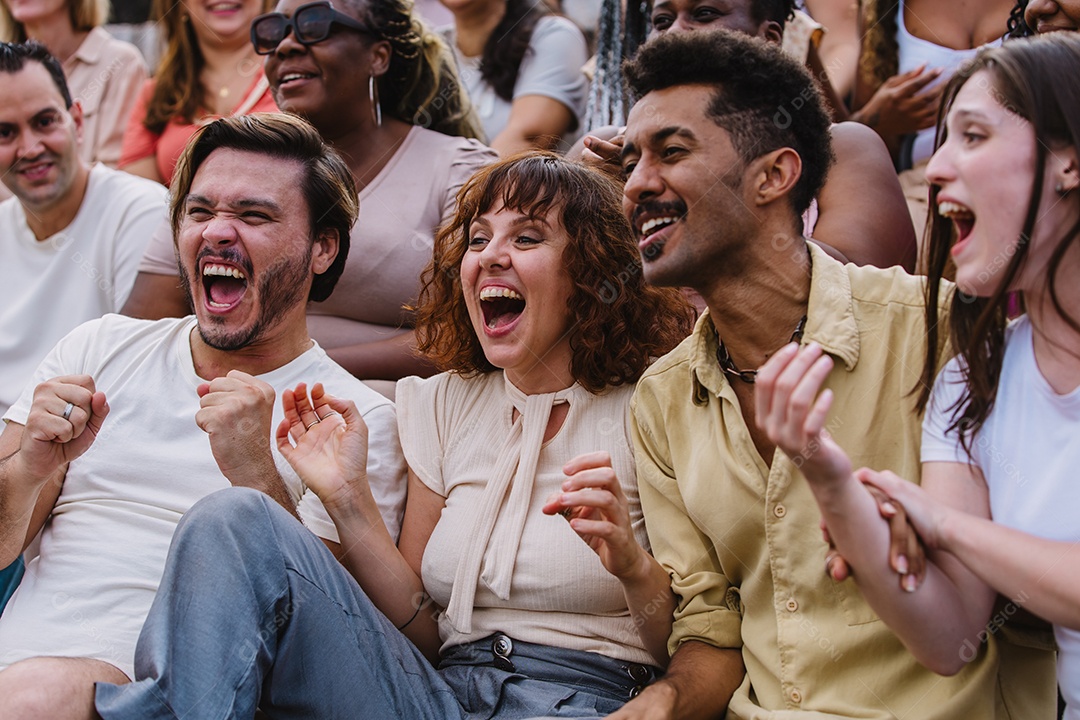 Jovens juntos na multidão