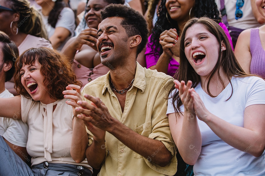 Jovens juntos na multidão