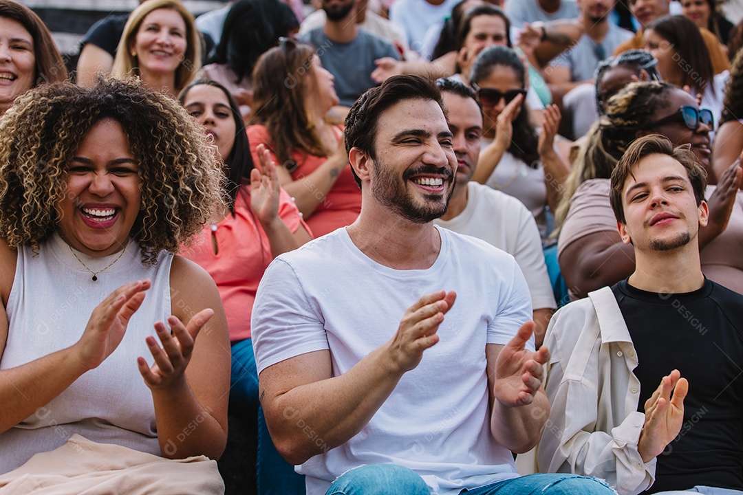 Jovens juntos na multidão