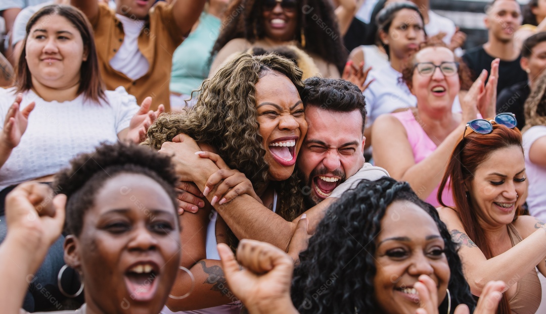 Jovens juntos na multidão