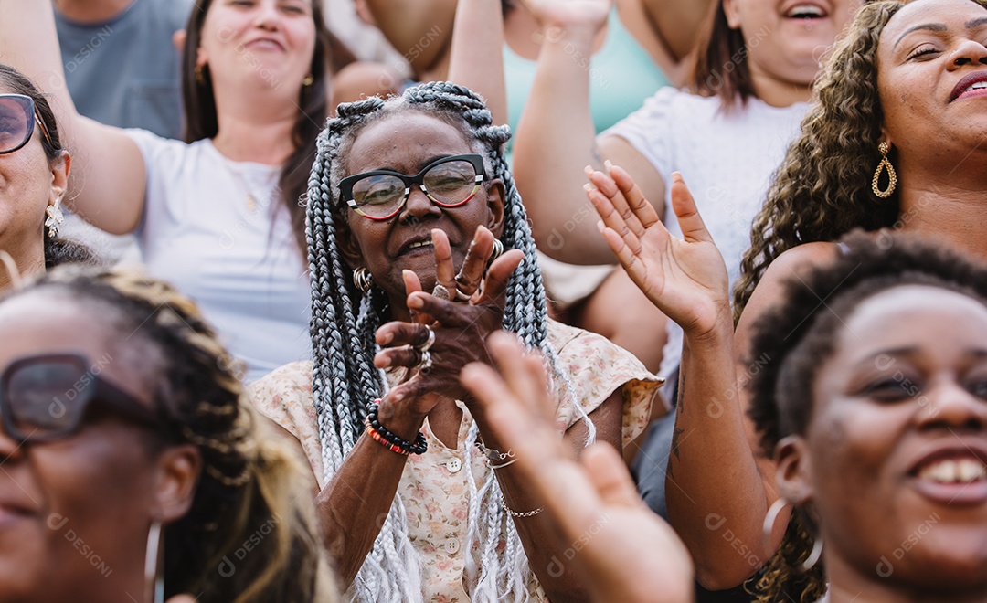 Jovens juntos na multidão