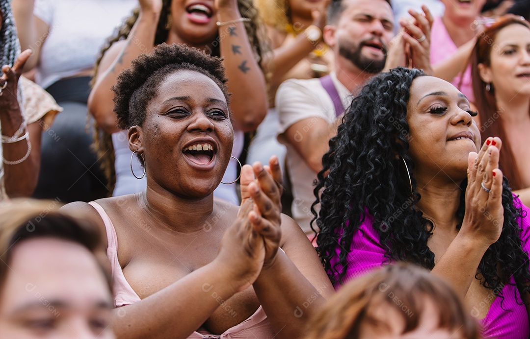 Jovens juntos na multidão