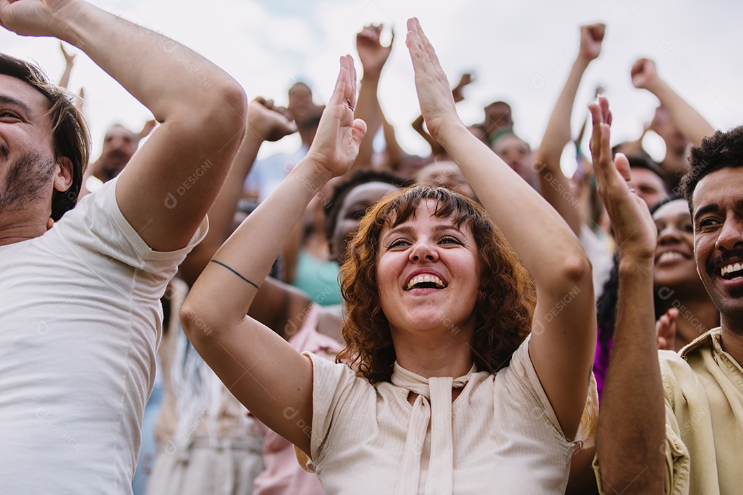 Jovens juntos na multidão