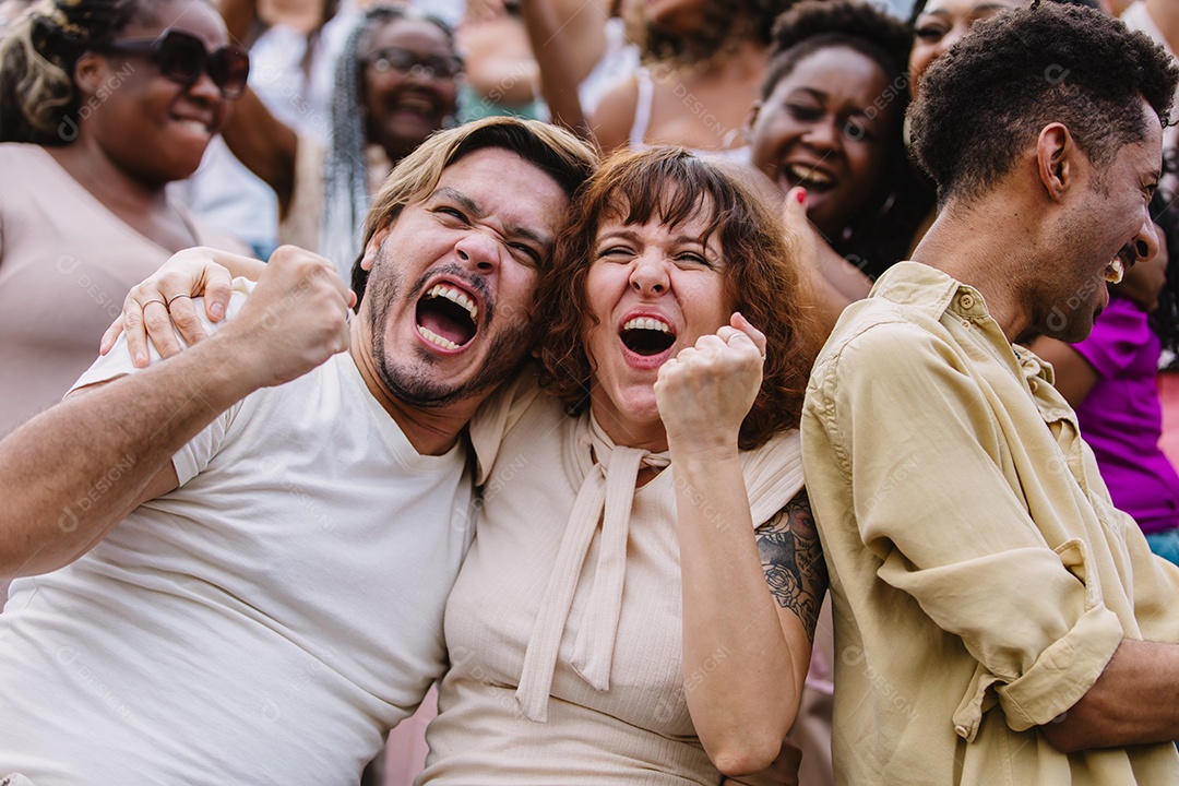 Jovens juntos na multidão