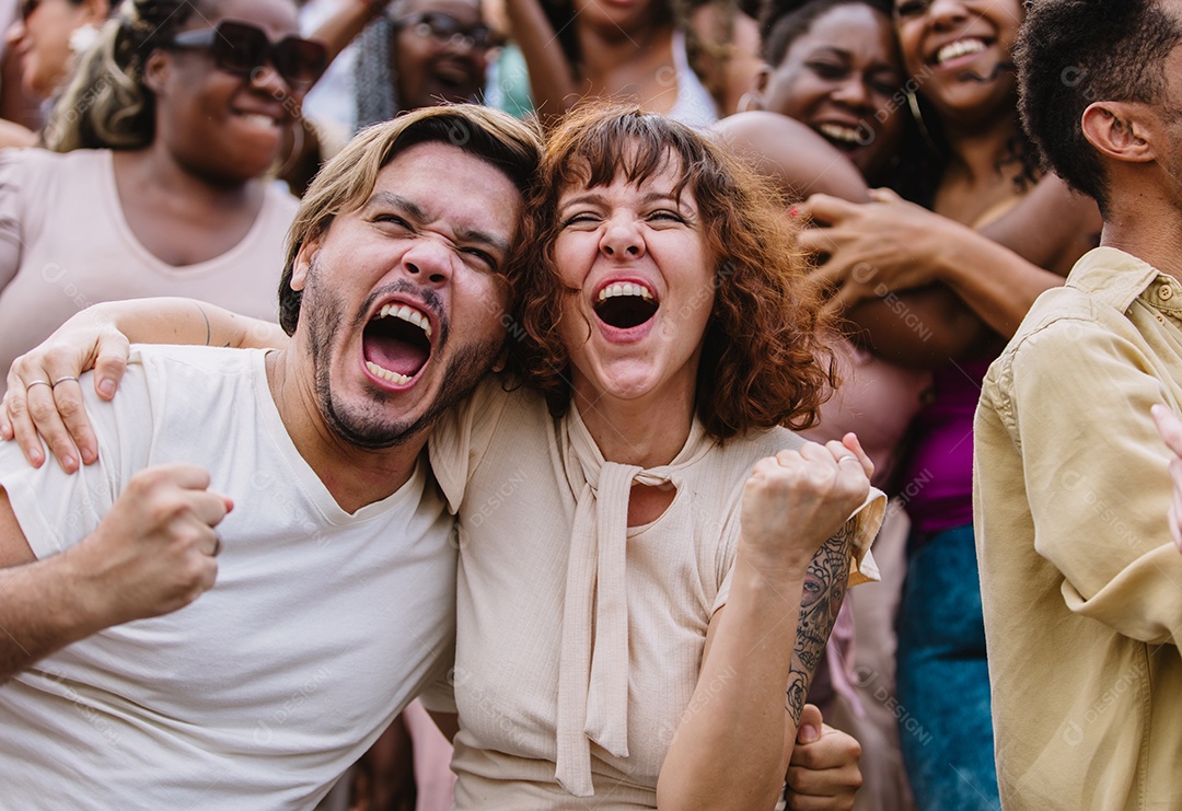 Jovens juntos na multidão