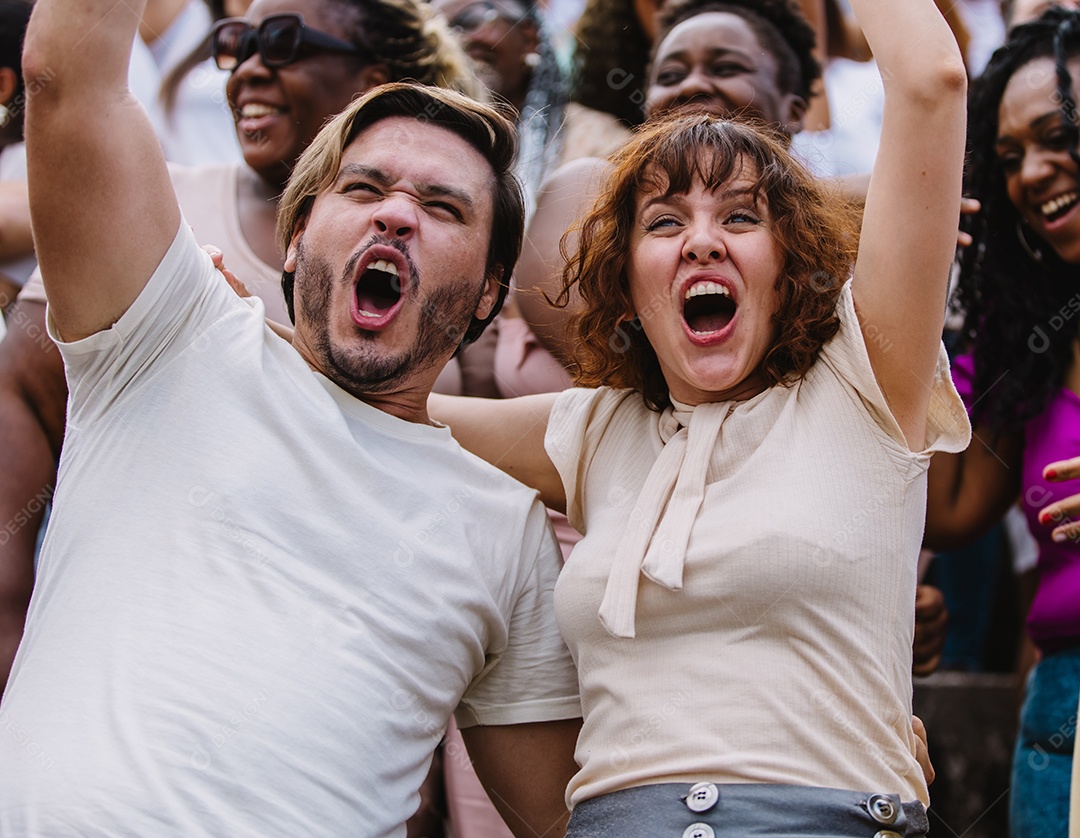 Jovens juntos na multidão
