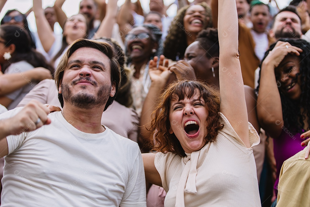 Jovens juntos na multidão