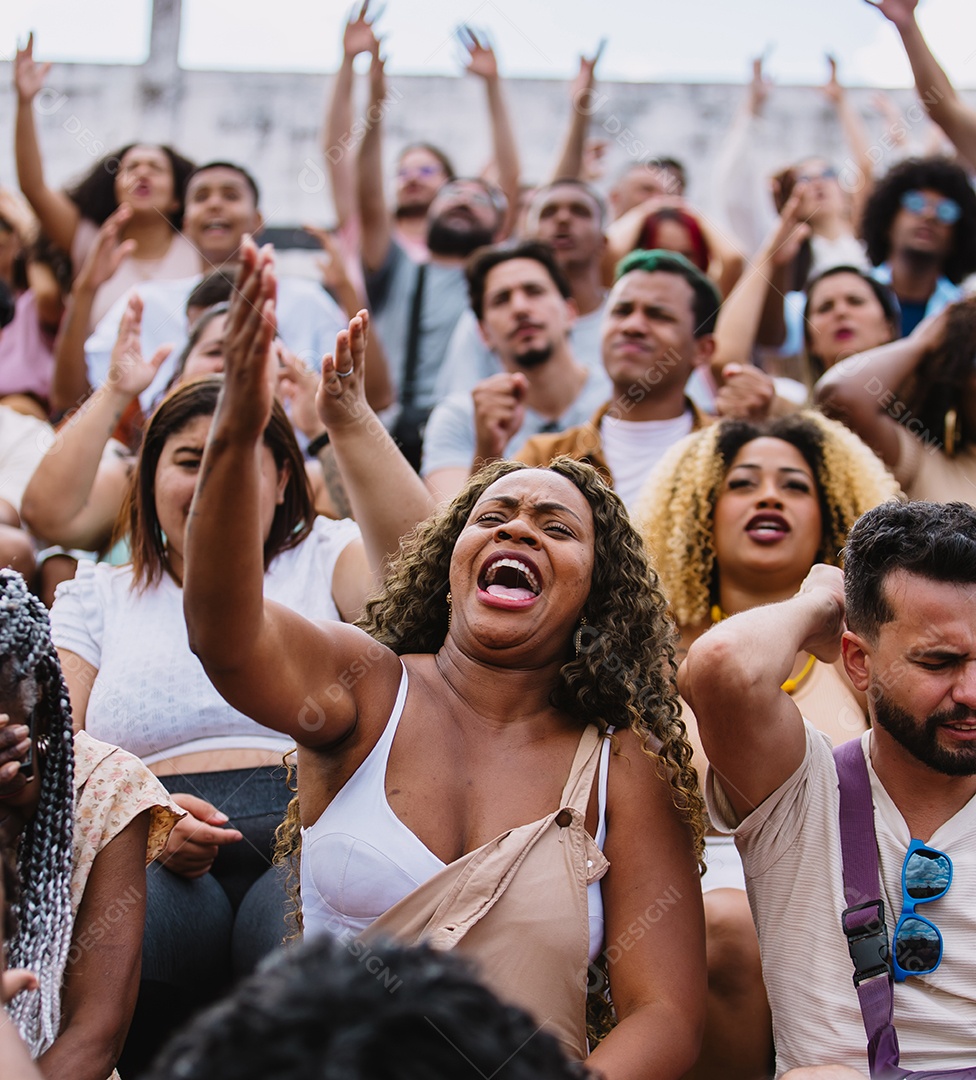 Jovens juntos na multidão