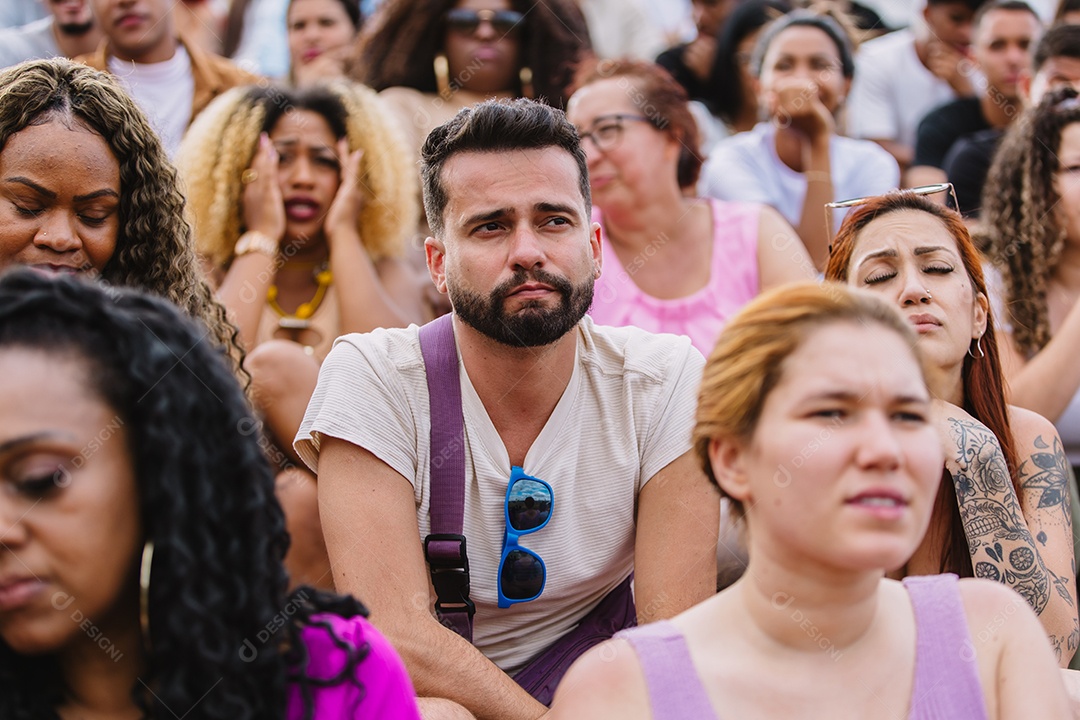 Jovens juntos na multidão