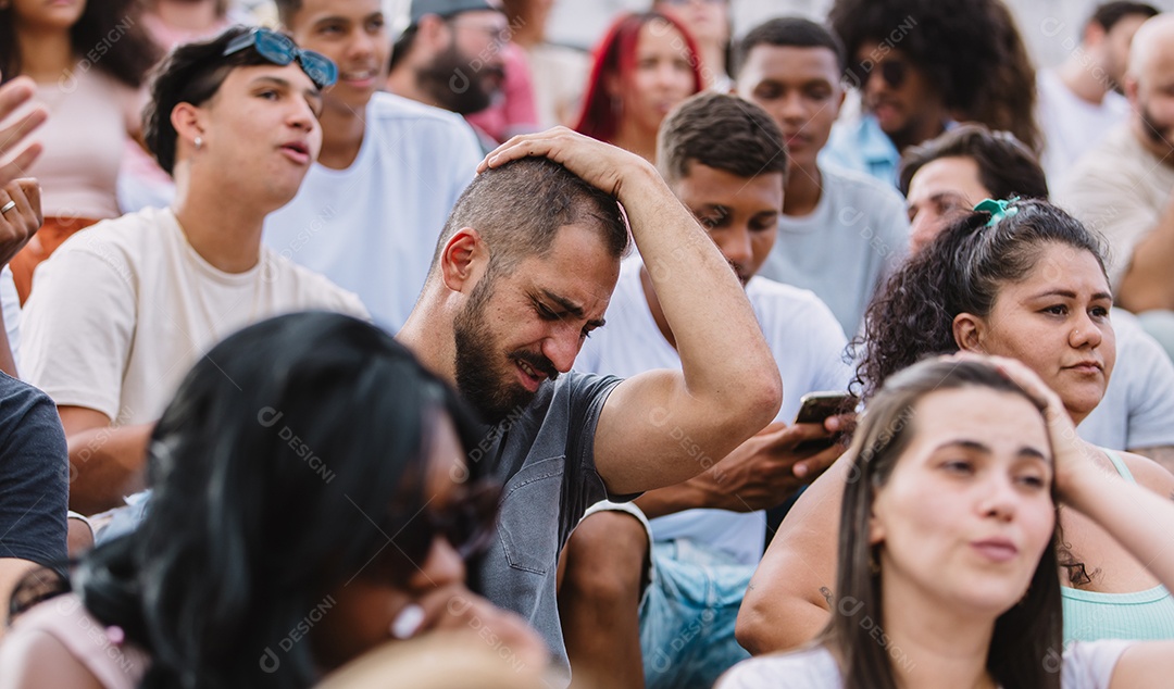Jovens juntos na multidão