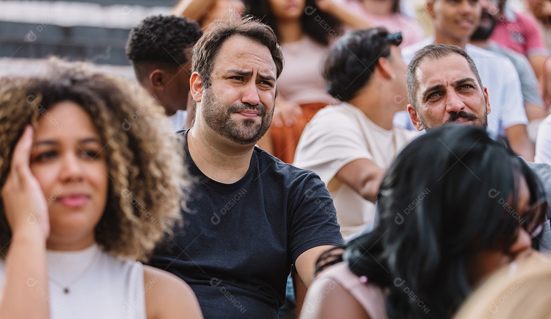 Jovens juntos na multidão