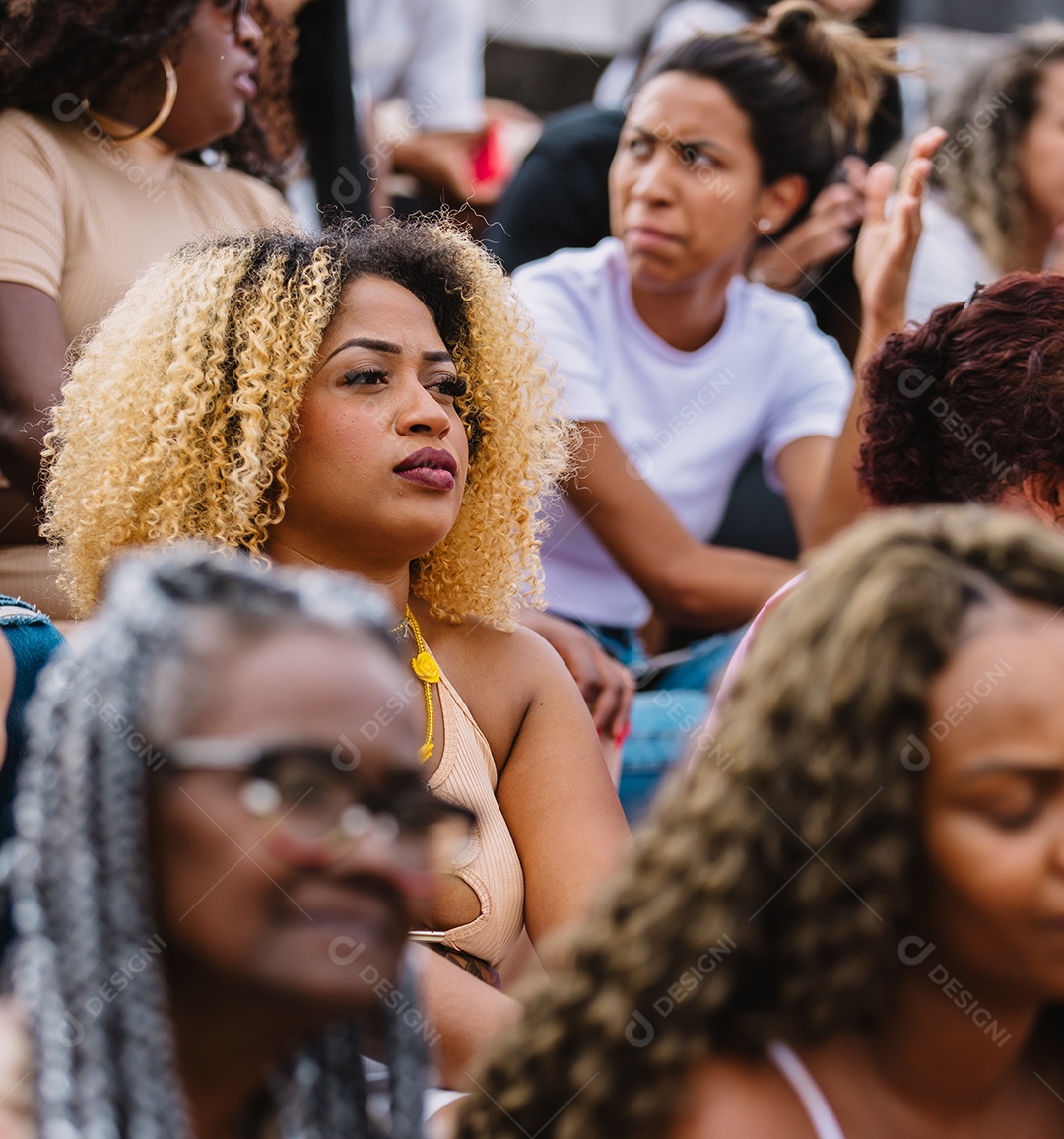 Jovens juntos na multidão