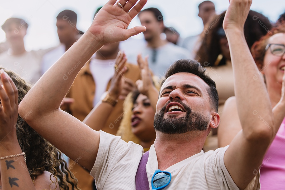 Jovens juntos na multidão