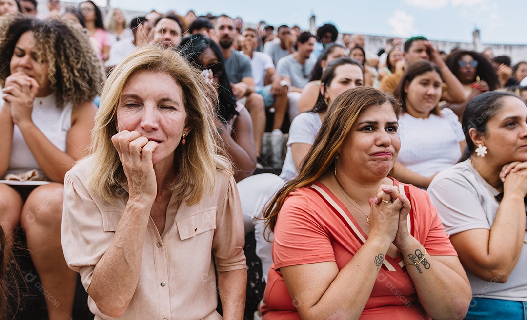 Jovens juntos na multidão