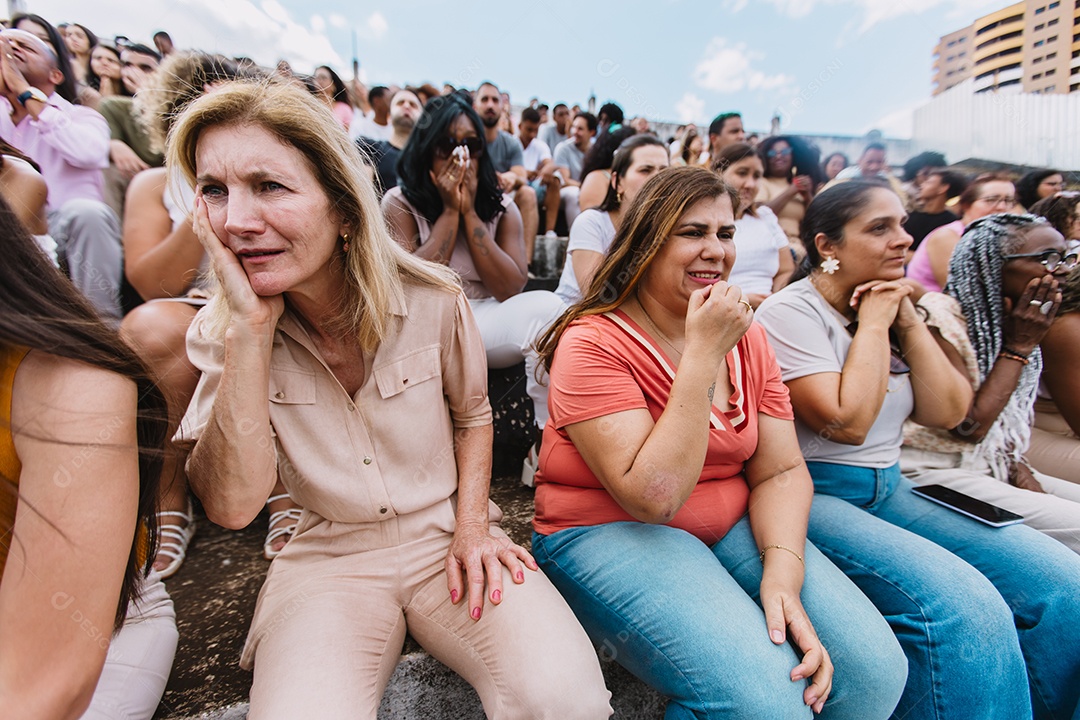 Jovens juntos na multidão