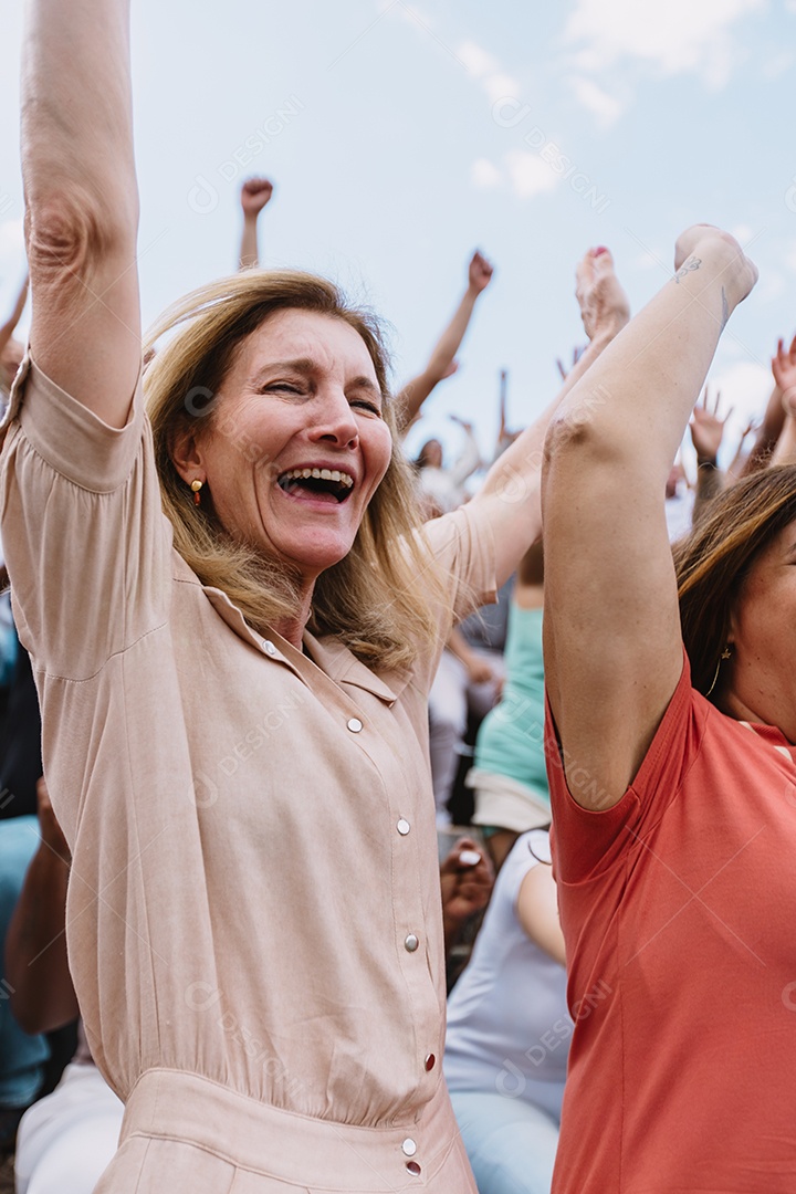 Jovens juntos na multidão