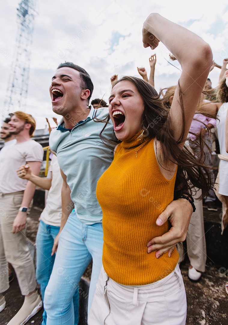 Jovens juntos na multidão