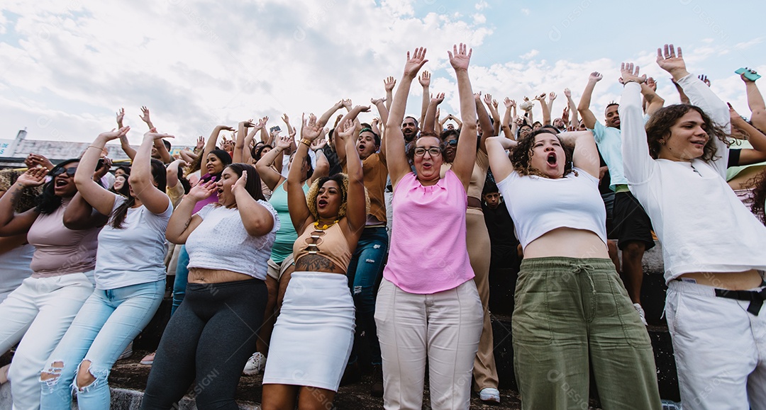 Jovens juntos na multidão