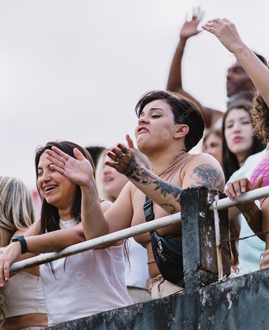 Jovens juntos na multidão