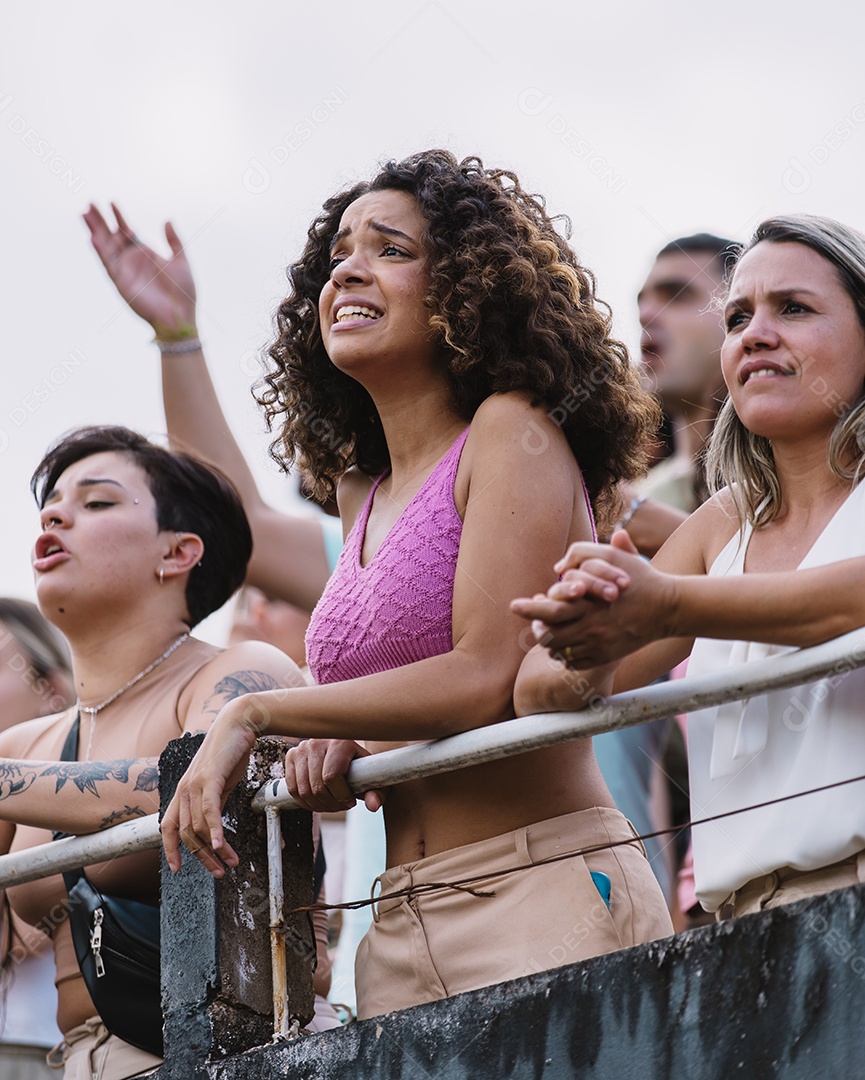 Jovens juntos na multidão