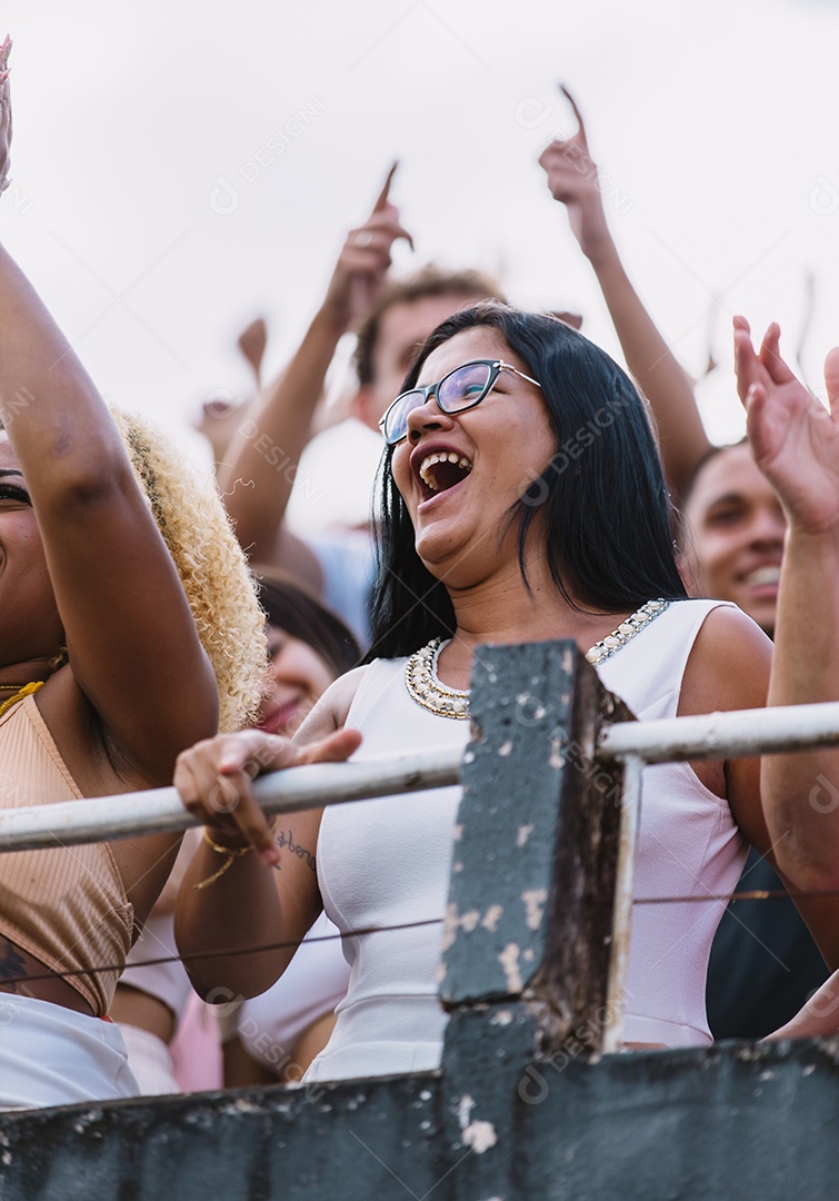 Jovens juntos na multidão