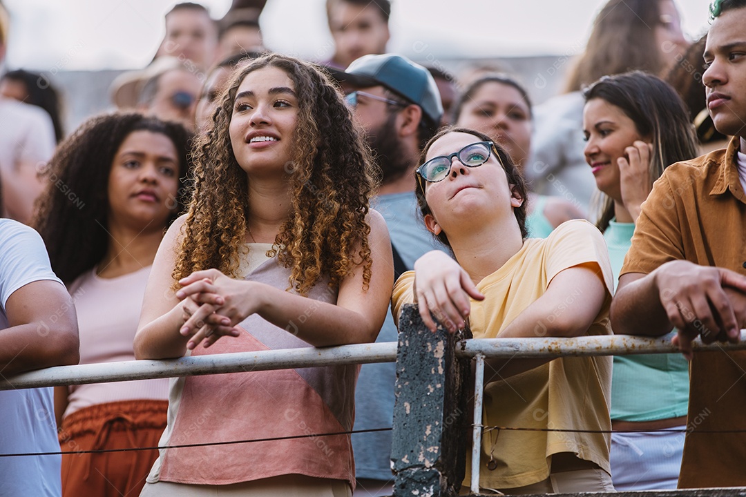 Jovens juntos na multidão