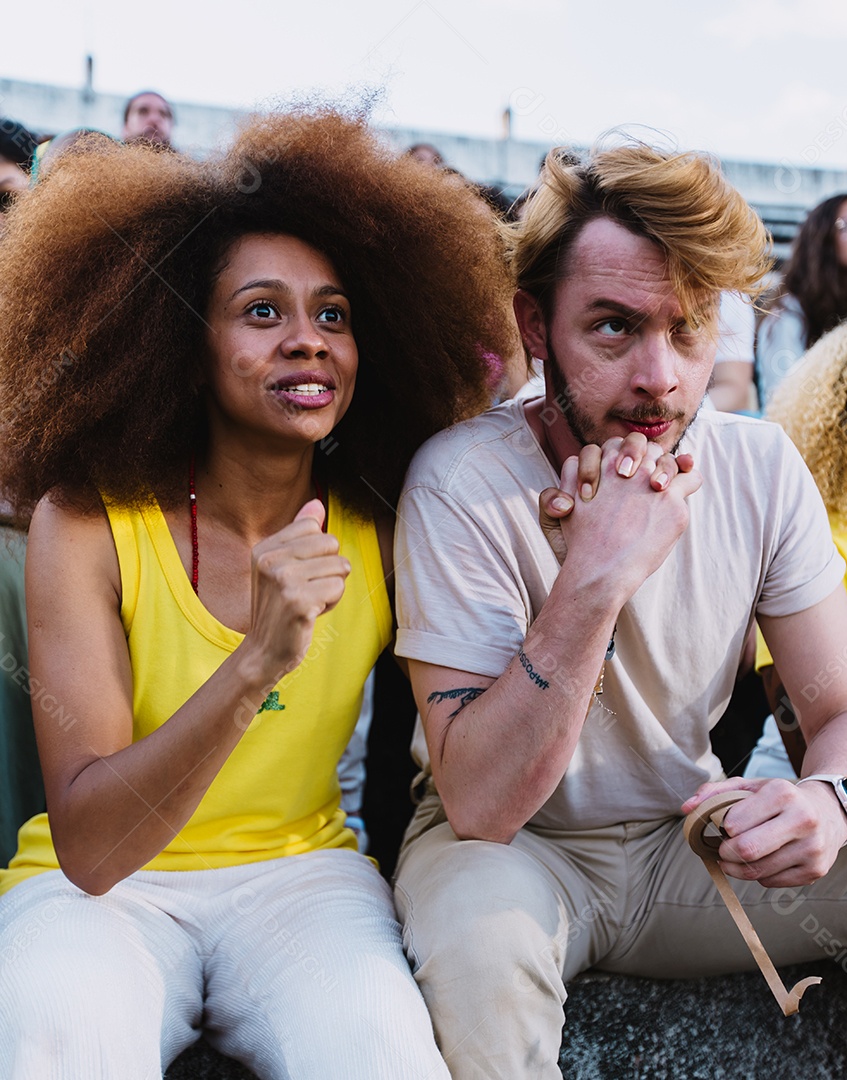 Jovens juntos na multidão