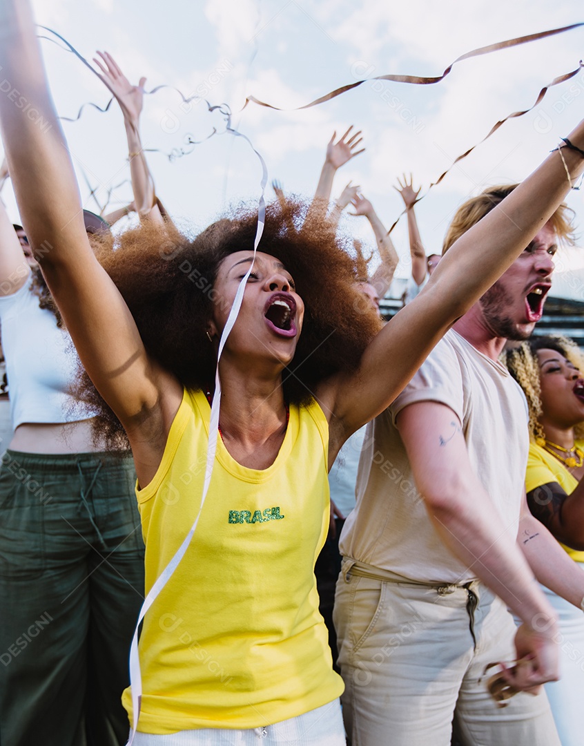 Jovens juntos na multidão