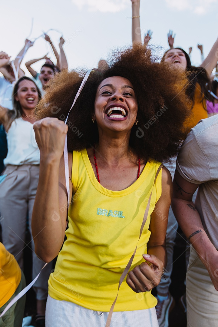 Jovens juntos na multidão