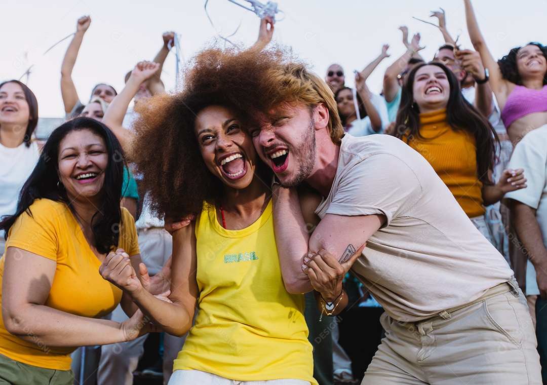 Jovens juntos na multidão