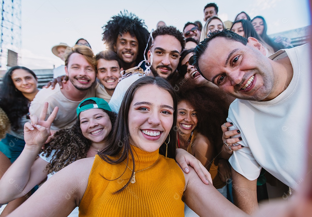 Jovens juntos na multidão