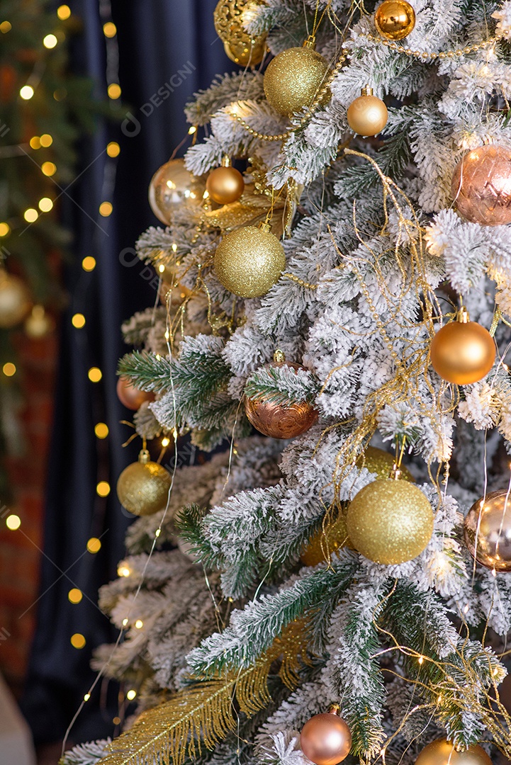 Linda árvore de Natal com guirlandas, bolas e brinquedos. Preparando sua casa para o ano novo