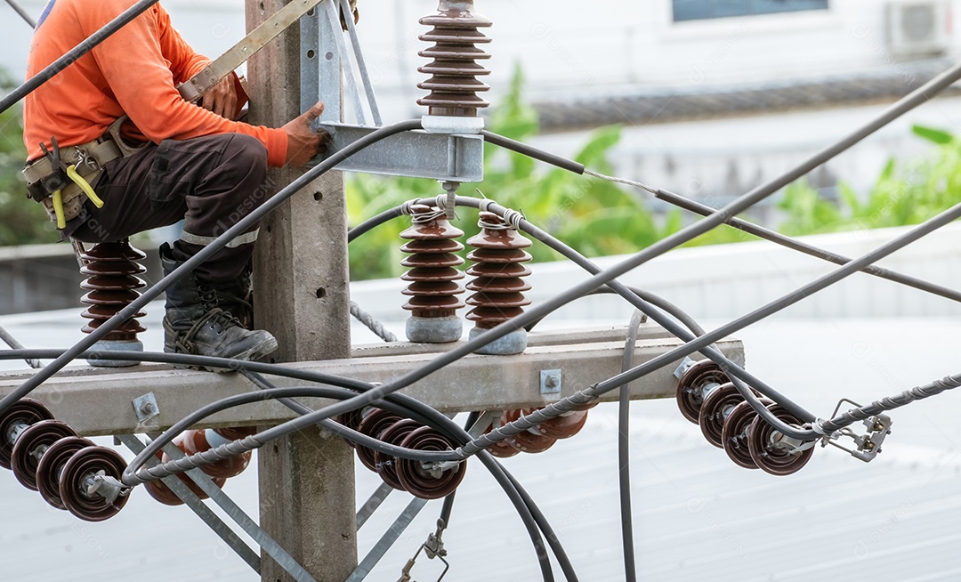 Manutenção de linhas de energia de alta tensão. Eletricista no trabalho. Técnico elétrico trabalhando em poste elétrico.