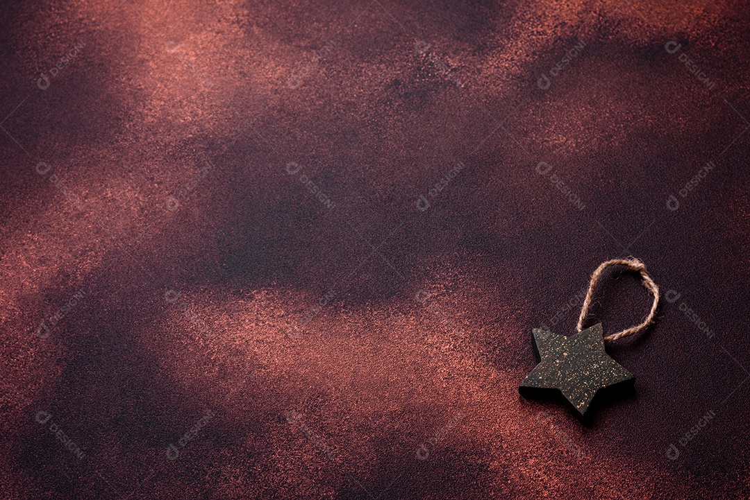 Fundo de concreto escuro texturizado bonito com brinquedo de árvore de Natal em forma de estrela. Preparando-se para comemorar o ano novo