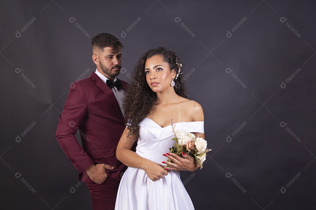 Lindo casal felizes sorridentes casando