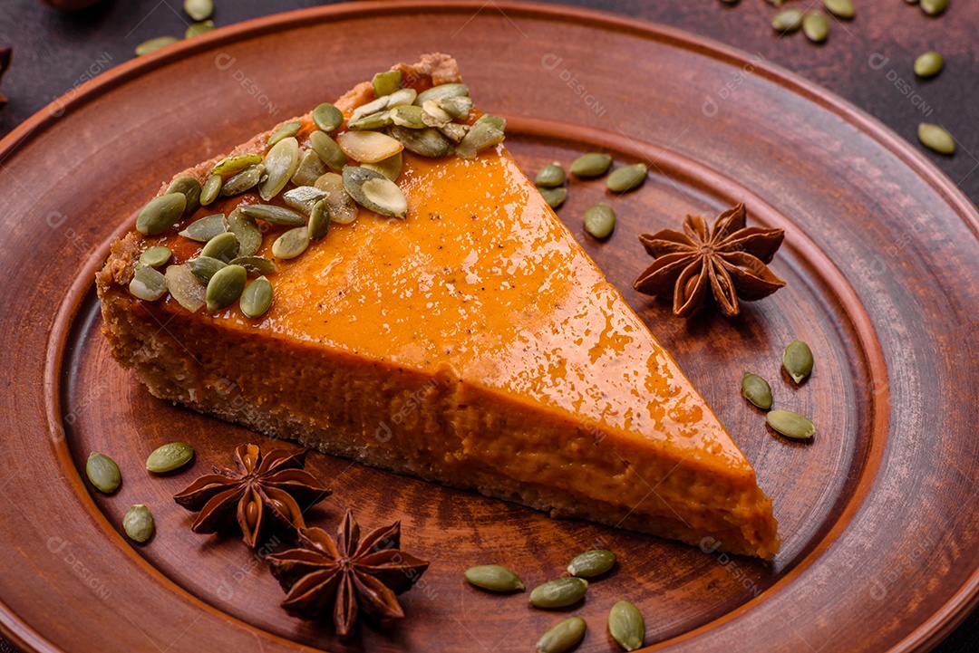 Linda torta de abóbora saborosa com fatias em uma placa de cerâmica preta sobre um fundo escuro de concreto
