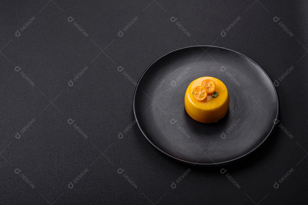 Deliciosa tortinha fresca com recheio cítrico e decorada com maracujá em prato preto