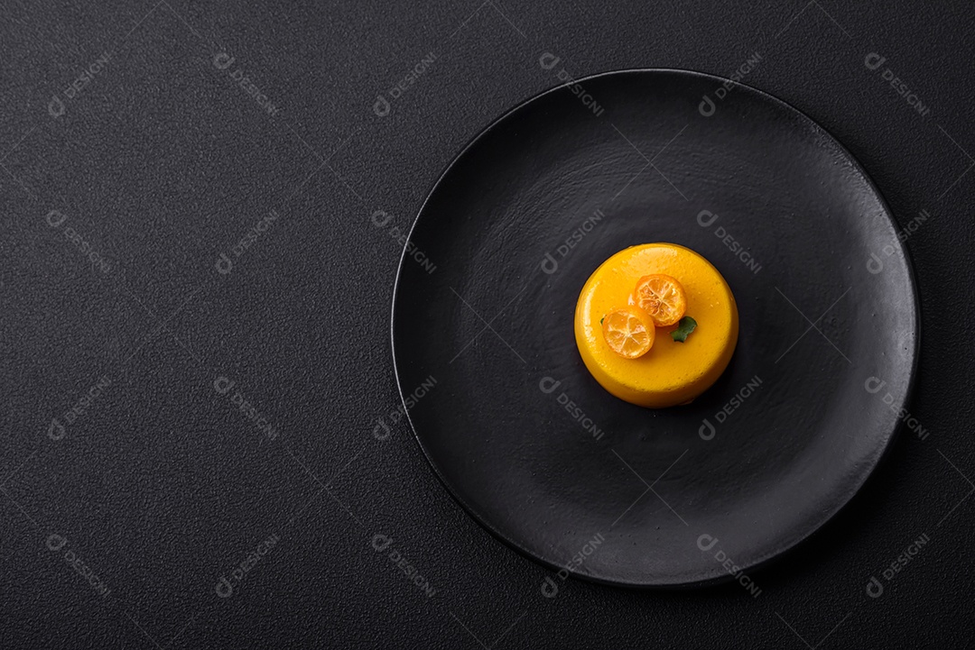 Deliciosa tortinha fresca com recheio cítrico e decorada com maracujá em prato preto