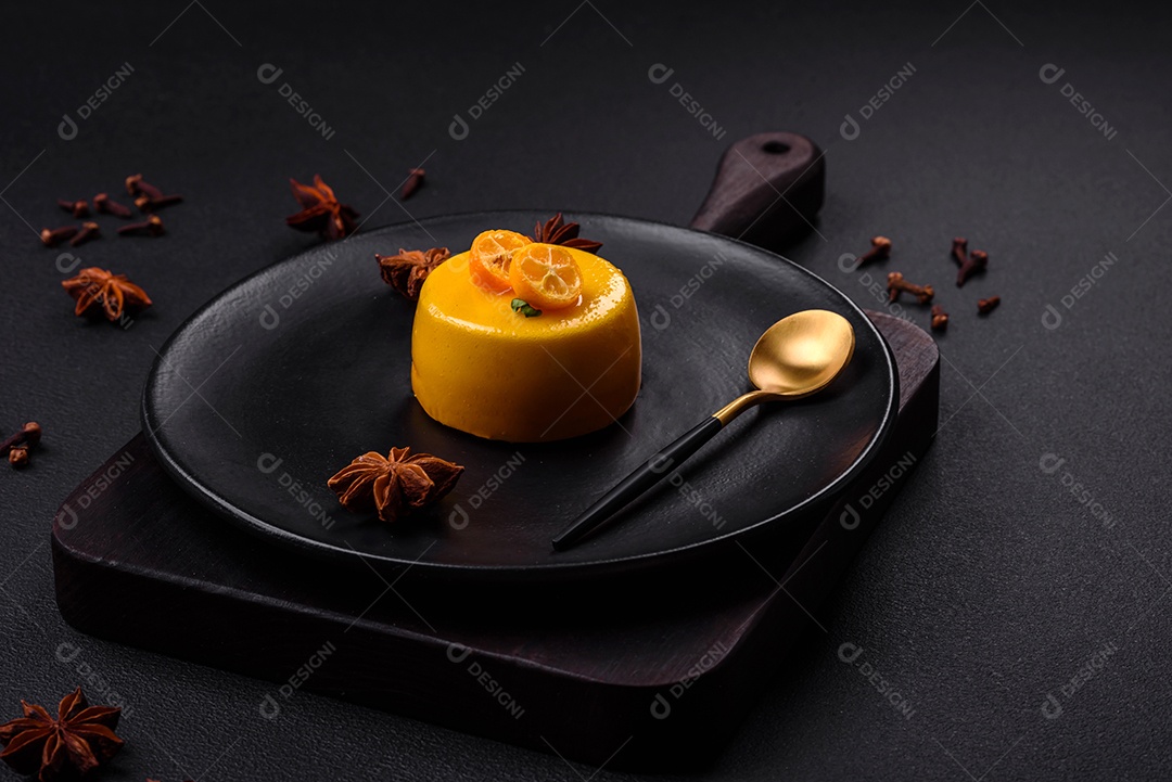 Deliciosa tortinha fresca com recheio cítrico e decorada com maracujá em prato preto