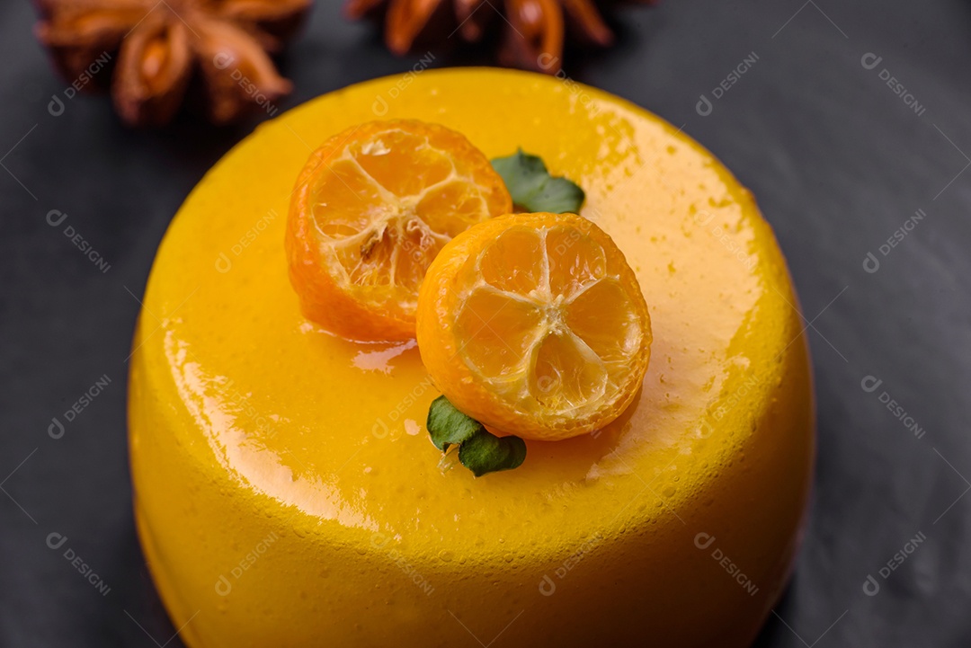 Deliciosa tortinha fresca com recheio cítrico e decorada com maracujá em prato preto